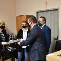 Wicestarosta Paweł Osikowski przekazuje laptopy dla dyr. CAPS-u - Doroty Daszkiewicz