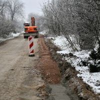 Remont drogi powiatowej w Brzuchani z udziałem środków na usuwanie klęsk żywiołowych - poszerzanie pasa drogowego