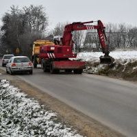 Zarząd Dróg Powiatowych w Miechowie pogłębia rów przy drodze powiatowej w Charsznicy