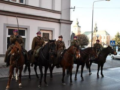 Kawalerzyści z Krakowa na ul. Piłsudskiego w Miechowie