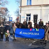 Pamiątkowa fotografia pod tablicą poświęconą Piłsudskiemu na Placu Kościuszki w Miechowie