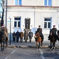 Włodarze Powiatu Miechowskiego i krakowscy kawalerzyści upamiętnili 153. rocznicę urodzin Marszałka Piłsudskiego