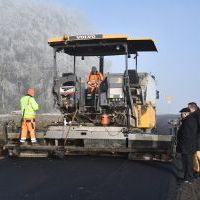 Starostowie Powiatu Miechowskiego monitorują remont drogi powiatowej w Brzuchani