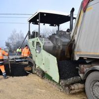 Układanie nawierzchni na moście powiatowym w Swojczanach