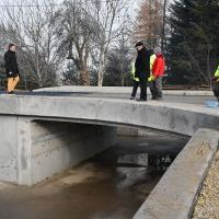 Starostowie Powiatu Miechowskiego na nowym moście w Swojczanach