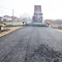 Wykonawca robót w Swojczanach uwija się przy układaniu nawierzchni