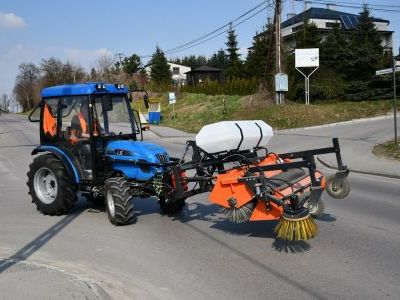 Wiosenne sprzątanie chodników nową zamiatarką ZDP