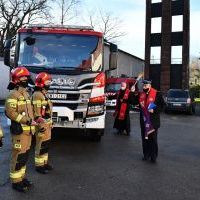 Małopolski kapelan ks. bryg. Władysław Kulig święci nowy wóz strażacki w Komendzie w Miechowie