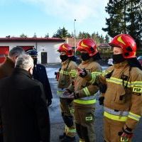 Starosta Jacek Kobyłka, przewodniczący Krzysztof Świerczek i komendant Michał Majda przekazują klucze do nowego wozu