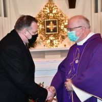 Minister Jan Józef Kasprzyk honoruje medalem Pro Patria ks. proboszcza Franciszka Siarka