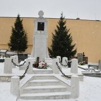 Odnowiony Pomnik pamięci bitwy miechowskiej na miechowskim cmentarzu