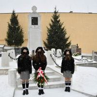 Harcerki Zespołu Szkół Nr 1 na warcie pod odnowionym pomnikiem powstańców na miechowskim cmentarzu