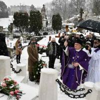 Poświęcenie odnowionego pomnika powstańców na miechowskim cmentarzu
