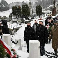 Minister Jan Józef Kasprzyk w asyście składa hołd pod odnowionym pomnikiem powstańców w Miechowie