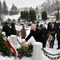 Wicewojewoda Małopolski Ryszard Pagacz składa hołd pod odnowionym pomnikiem powstańców w Miechowie