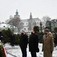 Minister Jan Józef Kasprzyk w asyście składa kwiaty pod pomnikiem na Rynku w Miechowie