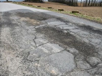 Pozimowe przełomy drogowe w Pstroszycach Pierwszych w Gminie Miechów