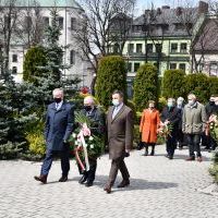 230. rocznica uchwalenia Konstytucji 3 Maja - delegacje samorządów, organizacji i służb składają kwiaty na miechowskim Rynku