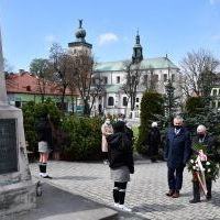 230. rocznica uchwalenia Konstytucji 3 Maja - włodarze Powiatu Miechowskiego składają hołd pod Pomnikiem z Orłem