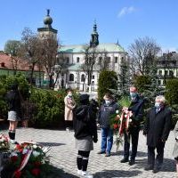 230. rocznica uchwalenia Konstytucji 3 Maja - samorządowcy Gminy i Miasta Miechów składają hołd pod Pomnikiem z Orłem