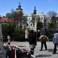 230. rocznica uchwalenia Konstytucji 3 Maja - komendanci Policji i Straży Pożarnej składają hołd pod Pomnikiem z Orłem