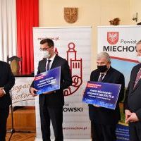 Włodarze samorządów Powiatu Miechowskiego oraz Gminy i Miasta Miechów z promesami od Ministra Adamczyka