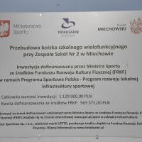 Tablica informacyjna na nowym boisku Zespołu Szkół nr 2 w Miechowie