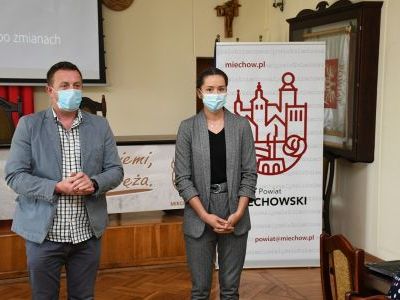 Wicestarosta Paweł Osikowski przedstawia inspektor ochrony danych osobowych - Katarzynę Gembalską