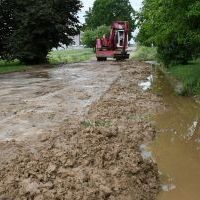 Służby Zarządu Dróg Powiatowych w Miechowie usuwają namuliska po burzach i gradobiciach