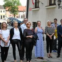 Pracownicy Muzeum Ziemi Miechowskiej na wernisażu Marka Hołdy