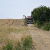 Ciężki sprzęt wykonuje prace poscaleniowe na drodze do pól w Chodowie