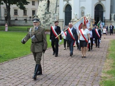 Obchody Święta Wojska Polskiego w Miechowie - wymarsz z Bazyliki Grobu Bożego