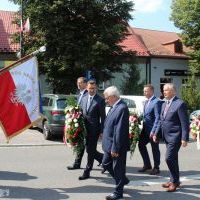 Obchody Święta Wojska Polskiego w Miechowie - samorządowcy w orszaku wokół Rynku