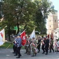 Obchody Święta Wojska Polskiego w Miechowie - poczty sztandarowe w orszaku wokół Rynku