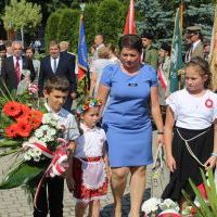 Obchody Święta Wojska Polskiego w Miechowie - najmłodsi składają hołd pod Pomnikiem z Orłem