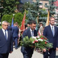 Obchody Święta Wojska Polskiego w Miechowie - włodarze Miasta i Gminy Miechów składają hołd pod Pomnikiem z Orłem