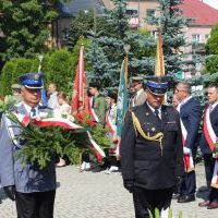 Obchody Święta Wojska Polskiego w Miechowie - komendanci powiatowi składają hołd pod Pomnikiem z Orłem