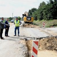 Wicestarosta Paweł Osikowski i Wójt Racławic Adam Samborski weryfikują postępujące prace drogowe w Janowiczkach