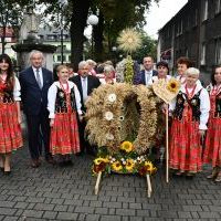 Włodarze Powiatu Miechowskiego z reprezentacją dożynkową Gminy Gołcza