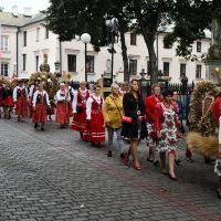 Korowód dożynkowy zmierza do Bazyliki Grobu Bożego w Miechowie