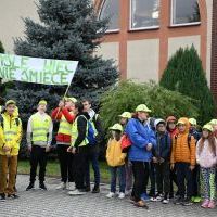 Uczniowie z Dziaduszyc z hasłem akcji Sprzątanie Świata