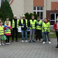 Nauczyciele dziaduszyckiej szkoły zagrzewający swoich uczniów do akcji