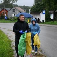 Wicestarosta Paweł Osikowski i EkoDoradca Marzena Wiejak sprzątają centrum Słaboszowa