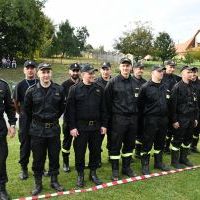 Sędziowie czuwający nad prawidłowym przebiegiem zawodów strażackich w Książu Wielkim