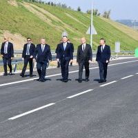 Minister Andrzej Adamczyk, Prezydent Andrzej Duda, Tomasz Pałasiński - dyr. Oddziału GDDKiA  i Piotr Ćwik z Kancelarii Prezydenta RP