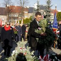 Włodarze Gminy i Miasta Miechów składają wieniec pod Pomnikiem z Orłem