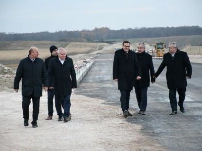 Premier Mateusz Morawiecki i Minister Andrzej Adamczyk na budowanym węźle S7 przy strefie gospodarczej Powiatu Miechowskiego