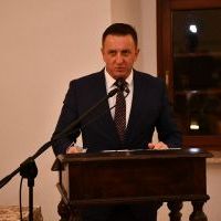 Wicestarosta Miechowski Paweł Osikowski gratuluje i dziękuje pracownikom Muzeum Ziemi Miechowskiej za organizację wystawy i wydanie albumu