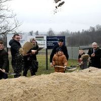 Symboliczne wkopanie łopat pod budowę sali gimnastycznej w Zagorzycach