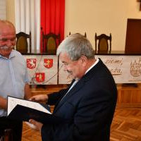 Czesław Mardaus odbiera od starosty Jacka Kobyłki nominację do Powiatowej Rady Rynku Pracy